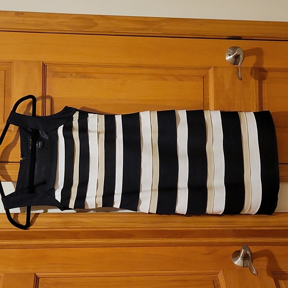 WHITE HOUSE BLACK MARKET KNEE LENGTH DRESS SZ 0 NWOT!